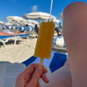 Bonnie Wright Instagram - An incredibly rare moment to myself on a beach. Just me, my library book and a popsicle 🐚