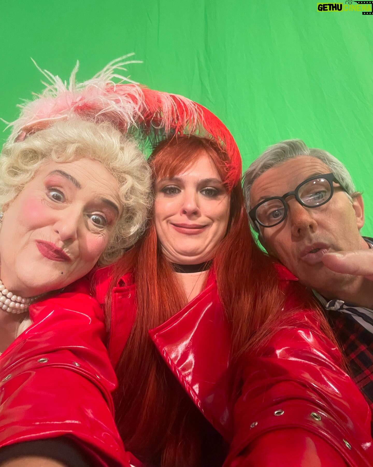 Brenda Lodigiani - 24.3K Likes - Siamo una gabbia di matti
A partire dagli autori
@gialappasbandofficial
@bettercallwilson_
@antlucdel
@magoforestofficial
@marcosantingb
@giorgiogherarducci
Per non parlare dei truccatori e parrucchieri
@tamburinilorenzo
@camilla.cavenaghi
@valeriacoppoo
@silviamartino.mua
E del reparto costumi
@barbara_valentini_
E la produzione
@sarinadr
@alessandracuocii
@cerriwden_bd
E la regia
@andrea_fantonelli
Dai che tra poco si riparte ♥️