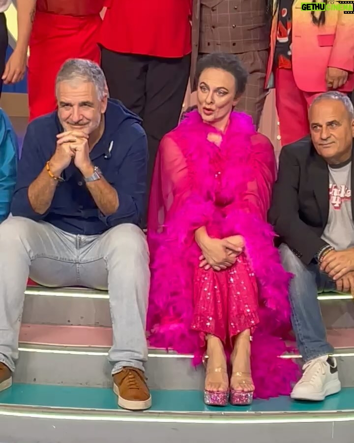 Brenda Lodigiani - 24.3K Likes - Siamo una gabbia di matti
A partire dagli autori
@gialappasbandofficial
@bettercallwilson_
@antlucdel
@magoforestofficial
@marcosantingb
@giorgiogherarducci
Per non parlare dei truccatori e parrucchieri
@tamburinilorenzo
@camilla.cavenaghi
@valeriacoppoo
@silviamartino.mua
E del reparto costumi
@barbara_valentini_
E la produzione
@sarinadr
@alessandracuocii
@cerriwden_bd
E la regia
@andrea_fantonelli
Dai che tra poco si riparte ♥️