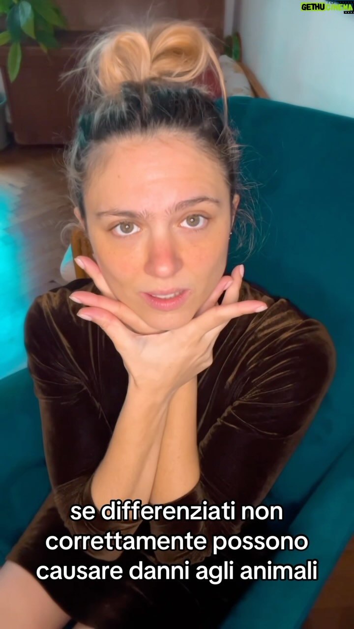 Brenda Lodigiani - 25.3K Likes - Alzi la mano chi non ha un cassetto pieno di RAEE!
Anzi alzi la mano chi sa che cosa sono i RAEE
I RAEE sono Rifiuti di Apparecchiature Elettriche ed Elettroniche.
Cavi elettronici, cellulari, cuffie, visori, smartwatch, strumenti musicali elettronici, tavoletta grafica, consolle...
Io sono una di voi, li conservo perché ci sono affezionata o forse perché credo di poterli resuscitare ma più probabilmente perché non so dove conferirli.
Abbandonare i RAEE nell’ambiente porta a gravi danni per la salute nostra e del pianeta che gentilmente ci ospita. Ripetiamo insieme i RAEE NON SI CONFERISCONO NELLA PLASTICA NEMMENO NELL’INDIFFERENZIATA.
Abbiamo bene tre possibilità a disposizione:
• 1contro0: conferisco gratuitamente un RAEE piccolo (con lato maggiore minore di 25cm) in grandi negozi di elettronica gratuitamente e senza comprare l’equivalente.
• 1contro1: il servizio che ti permette di restituire gratuitamente i rifiuti associati ai prodotti elettronici di qualsiasi dimensione, a fronte di un acquisto equivalente.
• Isola Ecologica
Ps: nessuna primogenita saccente è stata maltrattata per la produzione di questo video.
@sistemaerion #ad #RAEEgen #OpinionLeader