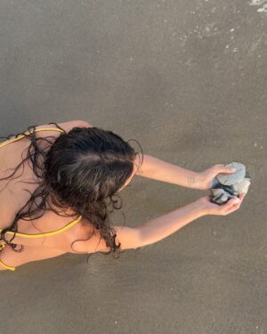 Bruna Marquezine Instagram - férias 🐚 
saudade danada desse paraíso @akemi.milagres