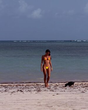 Bruna Marquezine Instagram - férias 🐚 
saudade danada desse paraíso @akemi.milagres