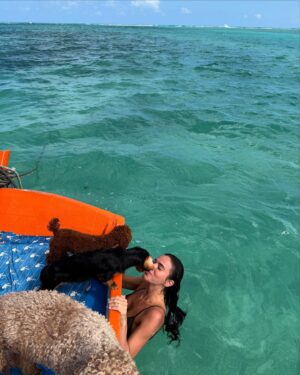 Bruna Marquezine Instagram - férias 🐚 
saudade danada desse paraíso @akemi.milagres