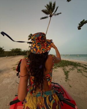 Bruna Marquezine Instagram - férias 🐚 
saudade danada desse paraíso @akemi.milagres