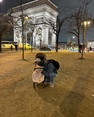 Bruna Quintas Instagram - A cumprir o sonho de estar em Paris no Natal com as minhas pessoas preferidas!!! ✨❤️🎄

1- Amo-a mais do que tudo, sou completamente apaixonada e é uma mega parceira. Dormiu no meu colinho e não há nada melhor 💞🍄⭐️

2- Antes de dormir foi toda uma animação porque estava a andar pela primeira vez de avião! 

3- Look total da minha marca preferida @levis ❤️

4- Os meus dois amores 💖✨

5- O mais bonito de Paris 🫠❤️ 

6- Só pensa em comida 🍇🍐🍉🍌🥐🧀

7- Foto aleatória que enviei para o grupo da família 🥐 

8- Bienvenue