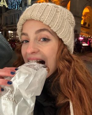 Bruna Quintas Instagram - A cumprir o sonho de estar em Paris no Natal com as minhas pessoas preferidas!!! ✨❤️🎄

1- Amo-a mais do que tudo, sou completamente apaixonada e é uma mega parceira. Dormiu no meu colinho e não há nada melhor 💞🍄⭐️

2- Antes de dormir foi toda uma animação porque estava a andar pela primeira vez de avião! 

3- Look total da minha marca preferida @levis ❤️

4- Os meus dois amores 💖✨

5- O mais bonito de Paris 🫠❤️ 

6- Só pensa em comida 🍇🍐🍉🍌🥐🧀

7- Foto aleatória que enviei para o grupo da família 🥐 

8- Bienvenue