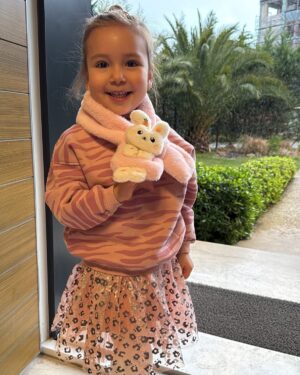 Buse Varol Instagram - Benim güzeller güzeli kızım iyi ki doğdun çiçeğimm🌸 Seni çok ama çoookkk seviyorum💜 İYİ Kİ...✨🧿 
#eliz4yaşında