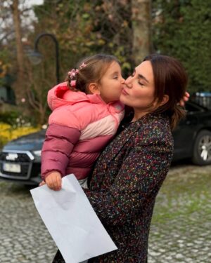 Buse Varol Instagram - Benim güzeller güzeli kızım iyi ki doğdun çiçeğimm🌸 Seni çok ama çoookkk seviyorum💜 İYİ Kİ...✨🧿 
#eliz4yaşında