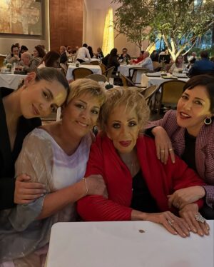 Camila Valero Instagram - han sido días muy tristes. me siento muy afortunada de haber disfrutado a mi bisa tantos años pero a la vez siento que no fue suficiente. quisiera poder aprenderle más, preguntarle más cosas, pedirle más consejos. pero tomo consuelo sabiendo que su sangre corre en mis venas, que me va a cuidar desde arriba y me va a aconsejar si aprendo a escucharla. algún día nos vamos a encontrar otra vez y voy a estar muy emocionada de contarte mis logros, y espero hacerte sentir orgullosa. hoy me siento inspirada por ti, siento más que nunca la necesidad de crear y aprovechar cada segundo de la vida.
te fuiste como una reina y nos dejas una luz eterna, una guía de cómo ser mejor persona; generosa, amable, carismática, ligera, de buenos pensamientos y buenas intenciones. y como dijo mi mamá: no solo fuiste nuestra, si no de todo méxico. y todos te estamos llorando. descansa en paz junto a tu mamá, tu hija y tantos amigos que ahora te acompañan. te adoro 🤍✨