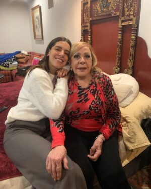 Camila Valero Instagram - han sido días muy tristes. me siento muy afortunada de haber disfrutado a mi bisa tantos años pero a la vez siento que no fue suficiente. quisiera poder aprenderle más, preguntarle más cosas, pedirle más consejos. pero tomo consuelo sabiendo que su sangre corre en mis venas, que me va a cuidar desde arriba y me va a aconsejar si aprendo a escucharla. algún día nos vamos a encontrar otra vez y voy a estar muy emocionada de contarte mis logros, y espero hacerte sentir orgullosa. hoy me siento inspirada por ti, siento más que nunca la necesidad de crear y aprovechar cada segundo de la vida.
te fuiste como una reina y nos dejas una luz eterna, una guía de cómo ser mejor persona; generosa, amable, carismática, ligera, de buenos pensamientos y buenas intenciones. y como dijo mi mamá: no solo fuiste nuestra, si no de todo méxico. y todos te estamos llorando. descansa en paz junto a tu mamá, tu hija y tantos amigos que ahora te acompañan. te adoro 🤍✨