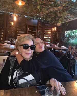 Camila Valero Instagram - han sido días muy tristes. me siento muy afortunada de haber disfrutado a mi bisa tantos años pero a la vez siento que no fue suficiente. quisiera poder aprenderle más, preguntarle más cosas, pedirle más consejos. pero tomo consuelo sabiendo que su sangre corre en mis venas, que me va a cuidar desde arriba y me va a aconsejar si aprendo a escucharla. algún día nos vamos a encontrar otra vez y voy a estar muy emocionada de contarte mis logros, y espero hacerte sentir orgullosa. hoy me siento inspirada por ti, siento más que nunca la necesidad de crear y aprovechar cada segundo de la vida.
te fuiste como una reina y nos dejas una luz eterna, una guía de cómo ser mejor persona; generosa, amable, carismática, ligera, de buenos pensamientos y buenas intenciones. y como dijo mi mamá: no solo fuiste nuestra, si no de todo méxico. y todos te estamos llorando. descansa en paz junto a tu mamá, tu hija y tantos amigos que ahora te acompañan. te adoro 🤍✨