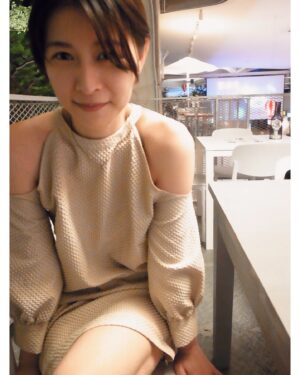 Cammy Chiang Instagram - 天氣變冷了，該加件衣服了
但我還懶得換季我的衣櫃😌🍵
還是就，算了 ？？？

閨蜜少女幫我做的裙子
Dress @yutingthegoldfish 
有夠暖❤️😘（人跟衣服都是）

#她的日常興趣
#我知道很不日常