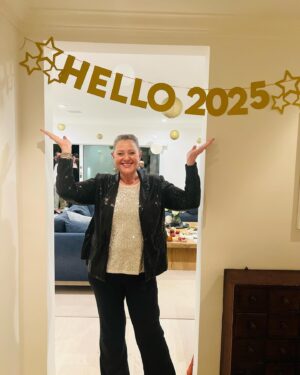 Camryn Manheim Instagram - I believe in the art of magical thinking. Here’s to a thoughtful, soulful, bountiful, mindful, grateful, joyful and peaceful year ahead. May the new year bring us all many wonderful surprises. ☮️☮️☮️☮️❤️☮️☮️☮️☮️
.
.
.

@susanhoffmanhyman @sudihoff @hyman.jon