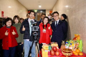 Candy Yang Instagram - 終於可以宣布今年的第二個新身分了！我成為製作人製作的第一檔外景節目「像你這道菜」正式開鏡🫶
這一路走來真的是不可思議，卻又很踏實，事情是這樣，去年過年跟夥伴們聚餐時，有著外景革命情感的我們，突然間興起了一個：「我們再一起來好好做個節目如何？」的想法，於是這段旅程就開始了。
謝謝客家電視台，謝謝台長、亦娌姐、雪林姐、蕙心還有前前後後上上下下的所有夥伴，在我相信自己之前，你們已經溫暖又信任的接住我，在過程當中給我們的幫助以及所有寶貴的意見和教導，我通通都會好好學習好好珍惜！送案的過程，也有好多前輩們的鼓勵跟砥礪，小女子感激不盡。
最感謝的是我的夥伴們，真的很不可思議，終於走到今天了，謝謝你們聽到我要做節目二話不說的鼎力相助，這過程中也是陪著我東奔西跑，幫我把腦袋裡的各種文字跟畫面組織成專業又高質量的企劃，真的是謝謝！你們都是傑克，真是太神奇了！
謝謝攝影哥哥們也是二話不說的一起踏上了這一趟旅程，真的是老戰友，一世情。
也要謝謝我的夥伴幫我找到很棒的後製公司，這些牽線跟緣分我都銘記在心。
還有贊助廠商們，有我代言的品牌、有合作過的夥伴、有朋友的牽線，而且都是我真的好喜歡好喜歡的商品，之後錄製過程再慢慢跟大家介紹，總之，那一種你一提出專業需求，對方幾乎隔天就將東西送到公司的情義和效率，真的就是：感恩的心！點滴在心頭。
最後要超級謝謝我的藝人好友來賓以及他們的經紀人們！！！跟好朋友索取經紀人的聯絡方式喬通告等等瑣事真的是一件很刺激的事，謝謝你們每一位的善意，我們都會好好珍惜！
菜鳥製作人會強大的開始學習跟管理很多事，但這個節目，在充滿愛跟溫暖還有祝福的能量中誕生，我相信他可以繼續秉持我的信仰：純真無敵、善良無懼。

拍攝順利圓滿
過程歡笑感動
大家平安健康
旅程精彩動人
祝願甜美收成

謝謝我的家人、朋友、一路以來看著我長大的人！

2025.2.13
#像你這道菜
#客家電視台
#黎享娛樂
#開鏡大吉