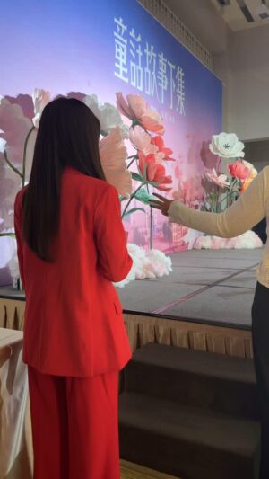 Candy Yang Instagram - 背影系列嗎？
沒有，這次有正面！
#童話故事下集
#netflix 
#2月14上線

alicekochiayen 
@ryu19860812 
#柯淑勤
@linlin59410 
@ipipy20000 
@fumengpaul