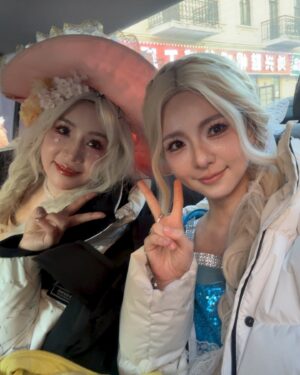 Cao Lu Instagram - 하얼빈 빙설대세계에서 공주놀리했어요 🥳🥰❤️#피에스타 #하얼빈 #차오루 #재이 #빙설대세계 #冰雪大世界