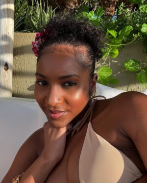 Carlacia Grant Instagram - Golden hour, golden mood ☀️
