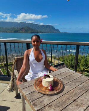 Carlacia Grant Instagram - Spent another trip around the sun in paradise 🌺
Thank you @1hotel.hanaleibay for an unforgettable birthday vacay, I can’t wait to come back!