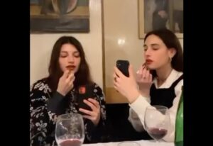 Carlotta Antonelli Instagram - Cosa c’è da aggiungere ? Tutto.
Tu sei una delle mie sorelle,e sei tante altre cose,non posso dire ‘tu sai’ perché lo sanno tutti. Alla bellezza che abbiamo vissuto insieme e anche a tutto lo schifo. A tutta la vita che ci siamo bevute,senza pensare,a tutte le lacrime dolci e a quelle amare,al buio. Ai tuoi anni di cristo,che per quanto lo invochiamo invano non si sa… ma mai veramente invano perché ci sta sempre un motivo per farlo. Sei sempre una bambina e una donna saggia. Sei la mia Thelma. Potrei scrivere chilometri di cose. Che altro dirti? Finché morte non ci separi ❤️ Auguri amore mio