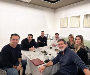 Carmen Porter Instagram - CENA ENTRE AMIGOS 

Ha sido un placer compartir una cena en la que se unieron pasiones, vivencias y sincronicidades.

@navedelmisterio_ 
@carmenporter_oficial 
@antoniobanderas 
@arturoboscovich
@nickykim2807 
@nachonavarrogil 

Con ganas de lo próximo ..