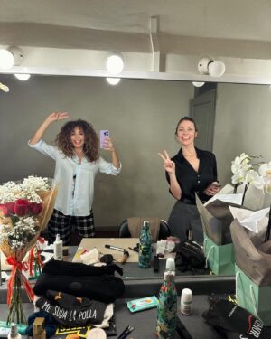 Carol Rovira Instagram - Amor, flores, nervios y jamón 
para estos días de estreno💐 
EL JEFE DEL JEFE, de Lars Von Trier, 
hasta el 26 de Enero en @elpavonteatro 🤍
Pedazo de equipo y compañer@s @lulilapri @fernandogilact @aure.sanchez @crispulocabezas #vitisuarez @ricardofhornos @violeta.nemec @marianagomezcora @polbattaglia @mp_productora @rimas.europe 🤜🏽🤛🏽
Nos vemos en el teatroww!!!