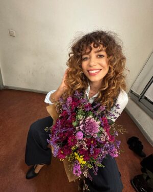 Carol Rovira Instagram - Amor, flores, nervios y jamón 
para estos días de estreno💐 
EL JEFE DEL JEFE, de Lars Von Trier, 
hasta el 26 de Enero en @elpavonteatro 🤍
Pedazo de equipo y compañer@s @lulilapri @fernandogilact @aure.sanchez @crispulocabezas #vitisuarez @ricardofhornos @violeta.nemec @marianagomezcora @polbattaglia @mp_productora @rimas.europe 🤜🏽🤛🏽
Nos vemos en el teatroww!!!
