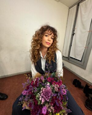Carol Rovira Instagram - Amor, flores, nervios y jamón 
para estos días de estreno💐 
EL JEFE DEL JEFE, de Lars Von Trier, 
hasta el 26 de Enero en @elpavonteatro 🤍
Pedazo de equipo y compañer@s @lulilapri @fernandogilact @aure.sanchez @crispulocabezas #vitisuarez @ricardofhornos @violeta.nemec @marianagomezcora @polbattaglia @mp_productora @rimas.europe 🤜🏽🤛🏽
Nos vemos en el teatroww!!!