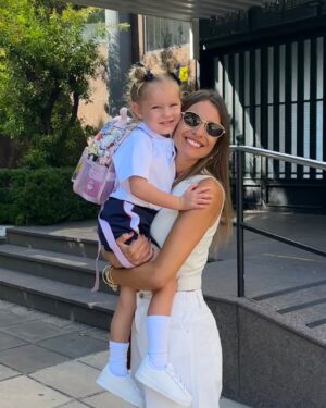 Carolina Ardohain Instagram - @anagarciamoritan Arrancando salita de 3.
🥹💕🏫📚👭