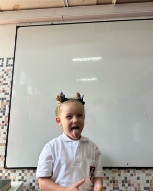 Carolina Ardohain Instagram - @anagarciamoritan Arrancando salita de 3.
🥹💕🏫📚👭