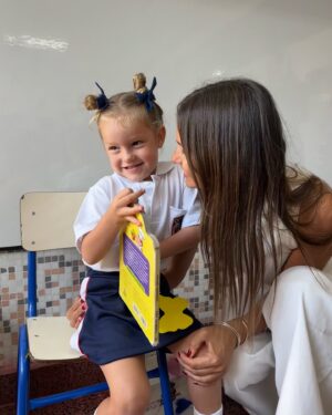 Carolina Ardohain Instagram - @anagarciamoritan Arrancando salita de 3.
🥹💕🏫📚👭