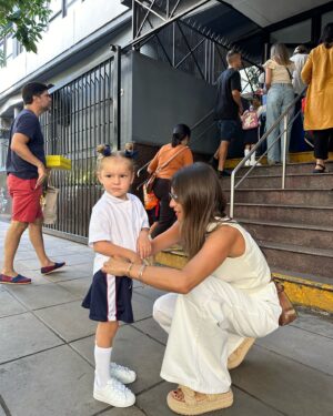 Carolina Ardohain Instagram - @anagarciamoritan Arrancando salita de 3.
🥹💕🏫📚👭