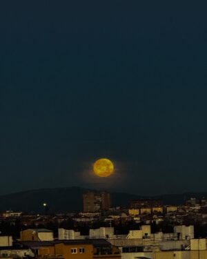 Carolina Yuste Instagram - Lo que me gusta.
La curvatura de la luz 
La consciencia como condición del tiempo y el espacio La Luna
Los domingos
