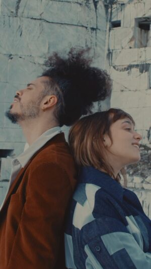 Casadilego Instagram - “Lacrime Di Felicità” é vostra. 🥹💜⚡️
Grazie a tutti voi che ci avete creduto insieme a noi.

📹 Video by @leonardo_bedeschi & @_filippociccone 
Styling by @thecubearchive & @shelmichs 
Production and art direction by @tondo.lab 
#davideshorty #casadilego #lacrimedifelicità #hiphopsoul #soulmusic