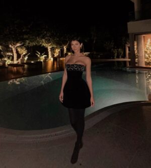 Cata Freer Instagram - Happy NYE late post lol ✨🤩👠 ln LOVE with my custom made dress from @magic__atelier 🇷🇺🫶🏻✨