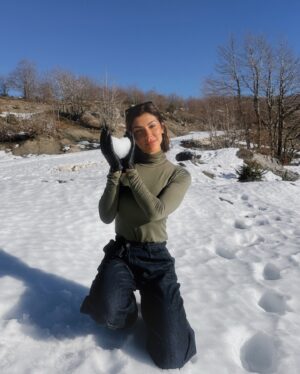 Cata Freer Instagram - Capturing the in-between moments that mean everything ❄️ My heart is happy and at peace 🫶🏻✨🤍 Merry Christmas I love you all 🎄🩷🫶🏻