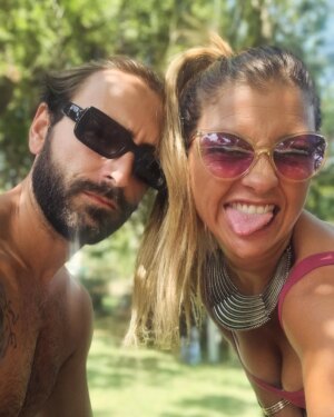 Catarina Siqueira Instagram - Chegou sem avisar e fez tanto sentido. Feitiozinho de merda tal como eu, coração gigante no lado certo. O melhor abraço do mundo, que me ajuda a respirar e me diz que está tudo bem. O melhor parceiro das músicas esquisitas que só nós gostamos de ouvir e dançar de óculos escuros como se ninguém estivesse a ver. O noctívago das madrugadas de conversas e mudanças repentinas porque afinal aquela mesa não está bem ali. O sonhador a quem puxo os pés para a terra porque sonhar é grátis e não tem pressa. Nunca. O insurgido contra o sistema injusto. O ator minucioso e profissional que tanto admiro pelas suas escolhas. Talentoso e silencioso. (Menos quando toca guitarra eletrica de fones e volume no máximo e acha que ninguém ouve)  Fala baixinho e pausadamente. Isso às vezes irrita-me. Se eu sou teimosa ele é casmurro. Rimos juntos e um do outro. Tem muita graça, como muito poucos sabem. O melhor amigo que alguém pode pedir. Guarda segredos como nenhuma caixa forte e abomina falar da vida dos outros. Eu diria que ele é raro. Muito. Temos pena mas fui eu que encontrei. Igual não há que eu sei. Procurem parecido e pode ser que tenham sorte. Este é meu e faz anos hoje. Parabéns meu amor. ❤️