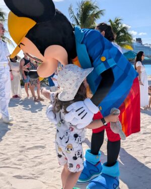 Catherine Francoeur Instagram - Petit photo dump de notre croisière à bord du Disney Treasure ! 3 jours au total - la journée du départ, une journée sur l'île privée de Disney aux Bahamas, Castaway Cay, et une journée en mer ! 🚢

1- La dernière fois que j'ai mis les pieds sur une plage, c'était en 2020. 🤭 (Vous dire, je n'avais même pas de maillot de bain)
2- Les épaules de papa pour mieux voir Mickey 👏🏻
3- Les petits détails partout sur le bateau 
4- "Ça c'est mon princesse PRÉFÉRÉE!!! - Julia, 2024
5- "Ça c'est mon Mickey" 
6- Castaway Cay
7- Première fois sur la plage pour Julia 🥹🤍
8- Le premier de beaucoup trop de cornets
9- Le coucher de soleil en plein milieu de l'océan ✨🌄
10- Notre cabine
11- Les portes magnétiques qui permettent de les décorer au gré de nos envies : ma préférée de tout le bateau celle-là !
12-13-14 - Le bonheur que peut apporter des paysages comme ça !
15 - J'ai vu mon avenger préféré : Black Panther !!! 🐈‍⬛

On a un vlog qui s'en vient prochainement sur notre expérience, ce qu'on a aimé et un peu moins 🤍🚢🫶🏻
* invitation média #DisneyTreasure #DisneyCruise
@disneycruiseline