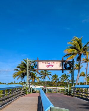 Catherine Francoeur Instagram - Petit photo dump de notre croisière à bord du Disney Treasure ! 3 jours au total - la journée du départ, une journée sur l'île privée de Disney aux Bahamas, Castaway Cay, et une journée en mer ! 🚢

1- La dernière fois que j'ai mis les pieds sur une plage, c'était en 2020. 🤭 (Vous dire, je n'avais même pas de maillot de bain)
2- Les épaules de papa pour mieux voir Mickey 👏🏻
3- Les petits détails partout sur le bateau 
4- "Ça c'est mon princesse PRÉFÉRÉE!!! - Julia, 2024
5- "Ça c'est mon Mickey" 
6- Castaway Cay
7- Première fois sur la plage pour Julia 🥹🤍
8- Le premier de beaucoup trop de cornets
9- Le coucher de soleil en plein milieu de l'océan ✨🌄
10- Notre cabine
11- Les portes magnétiques qui permettent de les décorer au gré de nos envies : ma préférée de tout le bateau celle-là !
12-13-14 - Le bonheur que peut apporter des paysages comme ça !
15 - J'ai vu mon avenger préféré : Black Panther !!! 🐈‍⬛

On a un vlog qui s'en vient prochainement sur notre expérience, ce qu'on a aimé et un peu moins 🤍🚢🫶🏻
* invitation média #DisneyTreasure #DisneyCruise
@disneycruiseline