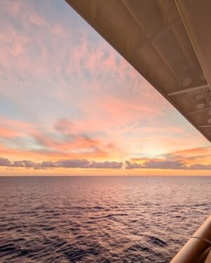 Catherine Francoeur Instagram - Petit photo dump de notre croisière à bord du Disney Treasure ! 3 jours au total - la journée du départ, une journée sur l'île privée de Disney aux Bahamas, Castaway Cay, et une journée en mer ! 🚢

1- La dernière fois que j'ai mis les pieds sur une plage, c'était en 2020. 🤭 (Vous dire, je n'avais même pas de maillot de bain)
2- Les épaules de papa pour mieux voir Mickey 👏🏻
3- Les petits détails partout sur le bateau 
4- "Ça c'est mon princesse PRÉFÉRÉE!!! - Julia, 2024
5- "Ça c'est mon Mickey" 
6- Castaway Cay
7- Première fois sur la plage pour Julia 🥹🤍
8- Le premier de beaucoup trop de cornets
9- Le coucher de soleil en plein milieu de l'océan ✨🌄
10- Notre cabine
11- Les portes magnétiques qui permettent de les décorer au gré de nos envies : ma préférée de tout le bateau celle-là !
12-13-14 - Le bonheur que peut apporter des paysages comme ça !
15 - J'ai vu mon avenger préféré : Black Panther !!! 🐈‍⬛

On a un vlog qui s'en vient prochainement sur notre expérience, ce qu'on a aimé et un peu moins 🤍🚢🫶🏻
* invitation média #DisneyTreasure #DisneyCruise
@disneycruiseline