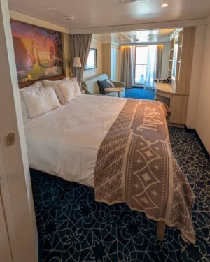 Catherine Francoeur Instagram - Petit photo dump de notre croisière à bord du Disney Treasure ! 3 jours au total - la journée du départ, une journée sur l'île privée de Disney aux Bahamas, Castaway Cay, et une journée en mer ! 🚢

1- La dernière fois que j'ai mis les pieds sur une plage, c'était en 2020. 🤭 (Vous dire, je n'avais même pas de maillot de bain)
2- Les épaules de papa pour mieux voir Mickey 👏🏻
3- Les petits détails partout sur le bateau 
4- "Ça c'est mon princesse PRÉFÉRÉE!!! - Julia, 2024
5- "Ça c'est mon Mickey" 
6- Castaway Cay
7- Première fois sur la plage pour Julia 🥹🤍
8- Le premier de beaucoup trop de cornets
9- Le coucher de soleil en plein milieu de l'océan ✨🌄
10- Notre cabine
11- Les portes magnétiques qui permettent de les décorer au gré de nos envies : ma préférée de tout le bateau celle-là !
12-13-14 - Le bonheur que peut apporter des paysages comme ça !
15 - J'ai vu mon avenger préféré : Black Panther !!! 🐈‍⬛

On a un vlog qui s'en vient prochainement sur notre expérience, ce qu'on a aimé et un peu moins 🤍🚢🫶🏻
* invitation média #DisneyTreasure #DisneyCruise
@disneycruiseline