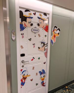 Catherine Francoeur Instagram - Petit photo dump de notre croisière à bord du Disney Treasure ! 3 jours au total - la journée du départ, une journée sur l'île privée de Disney aux Bahamas, Castaway Cay, et une journée en mer ! 🚢

1- La dernière fois que j'ai mis les pieds sur une plage, c'était en 2020. 🤭 (Vous dire, je n'avais même pas de maillot de bain)
2- Les épaules de papa pour mieux voir Mickey 👏🏻
3- Les petits détails partout sur le bateau 
4- "Ça c'est mon princesse PRÉFÉRÉE!!! - Julia, 2024
5- "Ça c'est mon Mickey" 
6- Castaway Cay
7- Première fois sur la plage pour Julia 🥹🤍
8- Le premier de beaucoup trop de cornets
9- Le coucher de soleil en plein milieu de l'océan ✨🌄
10- Notre cabine
11- Les portes magnétiques qui permettent de les décorer au gré de nos envies : ma préférée de tout le bateau celle-là !
12-13-14 - Le bonheur que peut apporter des paysages comme ça !
15 - J'ai vu mon avenger préféré : Black Panther !!! 🐈‍⬛

On a un vlog qui s'en vient prochainement sur notre expérience, ce qu'on a aimé et un peu moins 🤍🚢🫶🏻
* invitation média #DisneyTreasure #DisneyCruise
@disneycruiseline