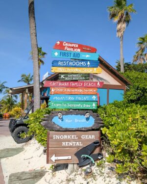 Catherine Francoeur Instagram - Petit photo dump de notre croisière à bord du Disney Treasure ! 3 jours au total - la journée du départ, une journée sur l'île privée de Disney aux Bahamas, Castaway Cay, et une journée en mer ! 🚢

1- La dernière fois que j'ai mis les pieds sur une plage, c'était en 2020. 🤭 (Vous dire, je n'avais même pas de maillot de bain)
2- Les épaules de papa pour mieux voir Mickey 👏🏻
3- Les petits détails partout sur le bateau 
4- "Ça c'est mon princesse PRÉFÉRÉE!!! - Julia, 2024
5- "Ça c'est mon Mickey" 
6- Castaway Cay
7- Première fois sur la plage pour Julia 🥹🤍
8- Le premier de beaucoup trop de cornets
9- Le coucher de soleil en plein milieu de l'océan ✨🌄
10- Notre cabine
11- Les portes magnétiques qui permettent de les décorer au gré de nos envies : ma préférée de tout le bateau celle-là !
12-13-14 - Le bonheur que peut apporter des paysages comme ça !
15 - J'ai vu mon avenger préféré : Black Panther !!! 🐈‍⬛

On a un vlog qui s'en vient prochainement sur notre expérience, ce qu'on a aimé et un peu moins 🤍🚢🫶🏻
* invitation média #DisneyTreasure #DisneyCruise
@disneycruiseline