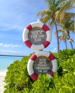 Catherine Francoeur Instagram - Petit photo dump de notre croisière à bord du Disney Treasure ! 3 jours au total - la journée du départ, une journée sur l'île privée de Disney aux Bahamas, Castaway Cay, et une journée en mer ! 🚢

1- La dernière fois que j'ai mis les pieds sur une plage, c'était en 2020. 🤭 (Vous dire, je n'avais même pas de maillot de bain)
2- Les épaules de papa pour mieux voir Mickey 👏🏻
3- Les petits détails partout sur le bateau 
4- "Ça c'est mon princesse PRÉFÉRÉE!!! - Julia, 2024
5- "Ça c'est mon Mickey" 
6- Castaway Cay
7- Première fois sur la plage pour Julia 🥹🤍
8- Le premier de beaucoup trop de cornets
9- Le coucher de soleil en plein milieu de l'océan ✨🌄
10- Notre cabine
11- Les portes magnétiques qui permettent de les décorer au gré de nos envies : ma préférée de tout le bateau celle-là !
12-13-14 - Le bonheur que peut apporter des paysages comme ça !
15 - J'ai vu mon avenger préféré : Black Panther !!! 🐈‍⬛

On a un vlog qui s'en vient prochainement sur notre expérience, ce qu'on a aimé et un peu moins 🤍🚢🫶🏻
* invitation média #DisneyTreasure #DisneyCruise
@disneycruiseline