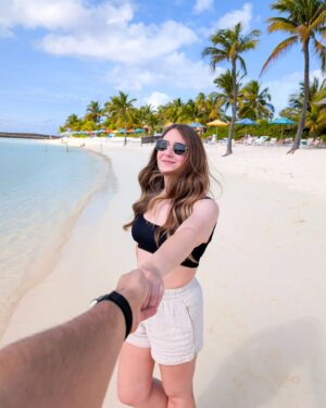 Catherine Francoeur Instagram - Petit photo dump de notre croisière à bord du Disney Treasure ! 3 jours au total - la journée du départ, une journée sur l'île privée de Disney aux Bahamas, Castaway Cay, et une journée en mer ! 🚢

1- La dernière fois que j'ai mis les pieds sur une plage, c'était en 2020. 🤭 (Vous dire, je n'avais même pas de maillot de bain)
2- Les épaules de papa pour mieux voir Mickey 👏🏻
3- Les petits détails partout sur le bateau 
4- "Ça c'est mon princesse PRÉFÉRÉE!!! - Julia, 2024
5- "Ça c'est mon Mickey" 
6- Castaway Cay
7- Première fois sur la plage pour Julia 🥹🤍
8- Le premier de beaucoup trop de cornets
9- Le coucher de soleil en plein milieu de l'océan ✨🌄
10- Notre cabine
11- Les portes magnétiques qui permettent de les décorer au gré de nos envies : ma préférée de tout le bateau celle-là !
12-13-14 - Le bonheur que peut apporter des paysages comme ça !
15 - J'ai vu mon avenger préféré : Black Panther !!! 🐈‍⬛

On a un vlog qui s'en vient prochainement sur notre expérience, ce qu'on a aimé et un peu moins 🤍🚢🫶🏻
* invitation média #DisneyTreasure #DisneyCruise
@disneycruiseline