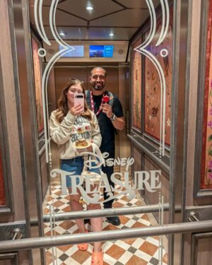 Catherine Francoeur Instagram - Petit photo dump de notre croisière à bord du Disney Treasure ! 3 jours au total - la journée du départ, une journée sur l'île privée de Disney aux Bahamas, Castaway Cay, et une journée en mer ! 🚢

1- La dernière fois que j'ai mis les pieds sur une plage, c'était en 2020. 🤭 (Vous dire, je n'avais même pas de maillot de bain)
2- Les épaules de papa pour mieux voir Mickey 👏🏻
3- Les petits détails partout sur le bateau 
4- "Ça c'est mon princesse PRÉFÉRÉE!!! - Julia, 2024
5- "Ça c'est mon Mickey" 
6- Castaway Cay
7- Première fois sur la plage pour Julia 🥹🤍
8- Le premier de beaucoup trop de cornets
9- Le coucher de soleil en plein milieu de l'océan ✨🌄
10- Notre cabine
11- Les portes magnétiques qui permettent de les décorer au gré de nos envies : ma préférée de tout le bateau celle-là !
12-13-14 - Le bonheur que peut apporter des paysages comme ça !
15 - J'ai vu mon avenger préféré : Black Panther !!! 🐈‍⬛

On a un vlog qui s'en vient prochainement sur notre expérience, ce qu'on a aimé et un peu moins 🤍🚢🫶🏻
* invitation média #DisneyTreasure #DisneyCruise
@disneycruiseline