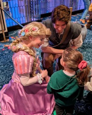 Catherine Francoeur Instagram - Petit photo dump de notre croisière à bord du Disney Treasure ! 3 jours au total - la journée du départ, une journée sur l'île privée de Disney aux Bahamas, Castaway Cay, et une journée en mer ! 🚢

1- La dernière fois que j'ai mis les pieds sur une plage, c'était en 2020. 🤭 (Vous dire, je n'avais même pas de maillot de bain)
2- Les épaules de papa pour mieux voir Mickey 👏🏻
3- Les petits détails partout sur le bateau 
4- "Ça c'est mon princesse PRÉFÉRÉE!!! - Julia, 2024
5- "Ça c'est mon Mickey" 
6- Castaway Cay
7- Première fois sur la plage pour Julia 🥹🤍
8- Le premier de beaucoup trop de cornets
9- Le coucher de soleil en plein milieu de l'océan ✨🌄
10- Notre cabine
11- Les portes magnétiques qui permettent de les décorer au gré de nos envies : ma préférée de tout le bateau celle-là !
12-13-14 - Le bonheur que peut apporter des paysages comme ça !
15 - J'ai vu mon avenger préféré : Black Panther !!! 🐈‍⬛

On a un vlog qui s'en vient prochainement sur notre expérience, ce qu'on a aimé et un peu moins 🤍🚢🫶🏻
* invitation média #DisneyTreasure #DisneyCruise
@disneycruiseline