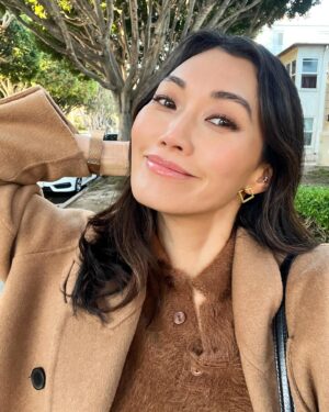 Catherine Haena Kim Instagram - It’s easy to be happy when things are going well, when you hit a career high or fall in love. But when your industry is in a rebuild year, when you’re reminded grief is a motherf*cker or navigating health complications and injuries all year, when things feel harder than they have in a long time, it can feel harder to choose happiness. 

These are the moments that test you, show u you’re stronger than you thought, remind you that you can weather the storms and appreciate the next high because there’s always another, but honestly, idk if I could do it w/o the ppl in my life that love me, include me and support me even when my light is dimmer than usual. 

The holidays are loaded and every family has its drama. My wish for you is that you remember you always have someone you can turn to, if you ask. 

“You can’t go back and change the beginning, but you can start where you are and change the ending.” - @cslewis_official 

Here’s to new beginnings filled with good people #happynewyear ❤️

@augiebae @bbstrong4life @isca_gram @annettekim @joana__lynn @nikookha @patricia.demicco @thecozykey @brookelfields @poonehaminian @pauldimalanta @resrieriao @michellesmeyer @mitchelli_14 @andymatthws @lionheart08 @lindsaygoffman @courtneycallylutz @malimochow @robertjohns @luciakim54 @blondeandhound to name a few ❤️