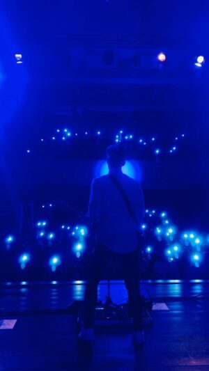 Celeste Buckingham Instagram - Takto nejak vyzeral náš deň, v ktorý sme hrali koncert so @celbuckingham v Trenčíne pre združenie @ipcko_trencin . Začínal o 4:30 kedy sme sa spolu so Silverom nadýchali mrznúceho vzduchu a končil úžasným koncertom, kde sme nechali všetko na stagei. Vidíme sa čoskoro na kadejakých koncertoch, tak buďte v strehu 😉 a ďakujeme @ipcko_trencin za pozvanie a prajeme Vám ešte krásny piatok. 🤘#celestebuckingham #prettygirls #kingshaolin #live #performance #life #band #koncert #trencin #ipckotrencin