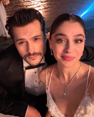 Cemre Baysel Instagram - Leyloş da bu hafta düğün var! 

Yeni yaşım için dilekleriniz beni çok mutlu etti. 
Çok teşekkür ederim🌹 
Bu akşam Leyla! Doğum günü postu sonra :)