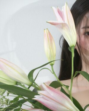 Chae Soo-ah Instagram - 빨간 주근깨 콕콕과 함께 2025년 행복했던 첫 촬영🌸🤍 최고의 조합<3